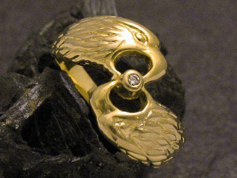 Goldring mit zwei Adlern, Gold 333, Brillant, Größe 64, vom Juwelier Harnisch, geeignet für Fingergrößen über 60/19.