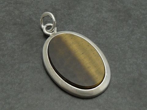Silber Anhänger mit echtem Tigerauge in Braun, ovales Top-Design von Juwelier Harnisch, glänzende Oberfläche und elegantes Aussehen, ideal als Schmuckstück für jeden Anlass.