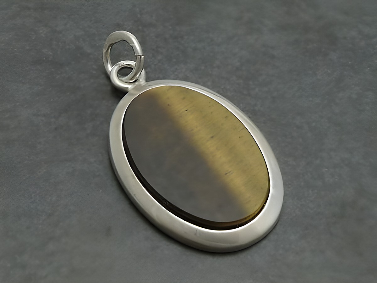 Silber Anhänger mit echtem Tigerauge in Braun, ovales Top-Design von Juwelier Harnisch, glänzende Oberfläche und elegantes Aussehen, ideal als Schmuckstück für jeden Anlass.