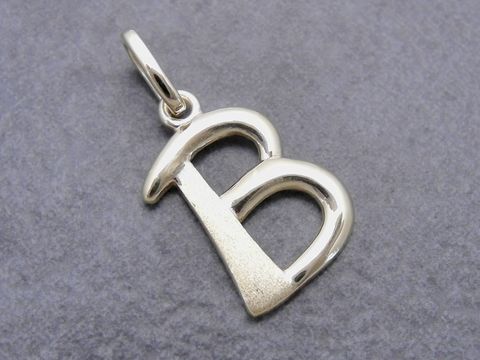 Buchstaben Anhänger teilmattiert in Gold 333, Hersteller Juwelier Harnisch, stilisierter Buchstabe B für Schmuckliebhaber. Ideal als persönliches Geschenk oder für die eigene Kollektion.