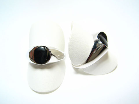 Feiner Designer Silber Ring rhodiniert mit schwarzem Onyx, Hersteller Juwelier Harnisch, verstellbar, elegant präsentiert auf weißen Ringständern.