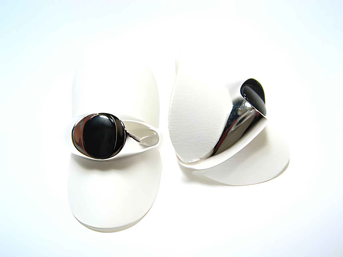Feiner Designer Silber Ring rhodiniert mit schwarzem Onyx, Hersteller Juwelier Harnisch, verstellbar, elegant präsentiert auf weißen Ringständern.