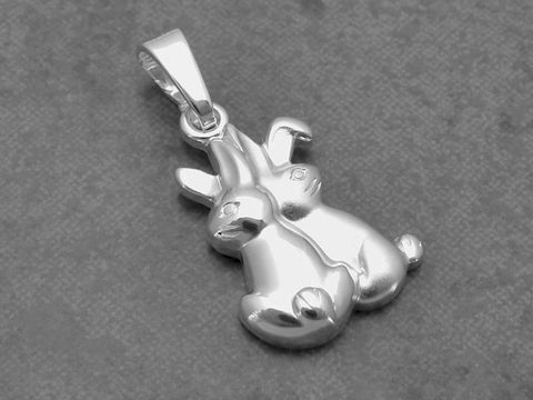 Silber Anhänger in Form von zwei Hasen, tierisch gestaltet und teilmattiert, hergestellt von Juwelier Harnisch. Ein elegantes Schmuckstück für Tierliebhaber.