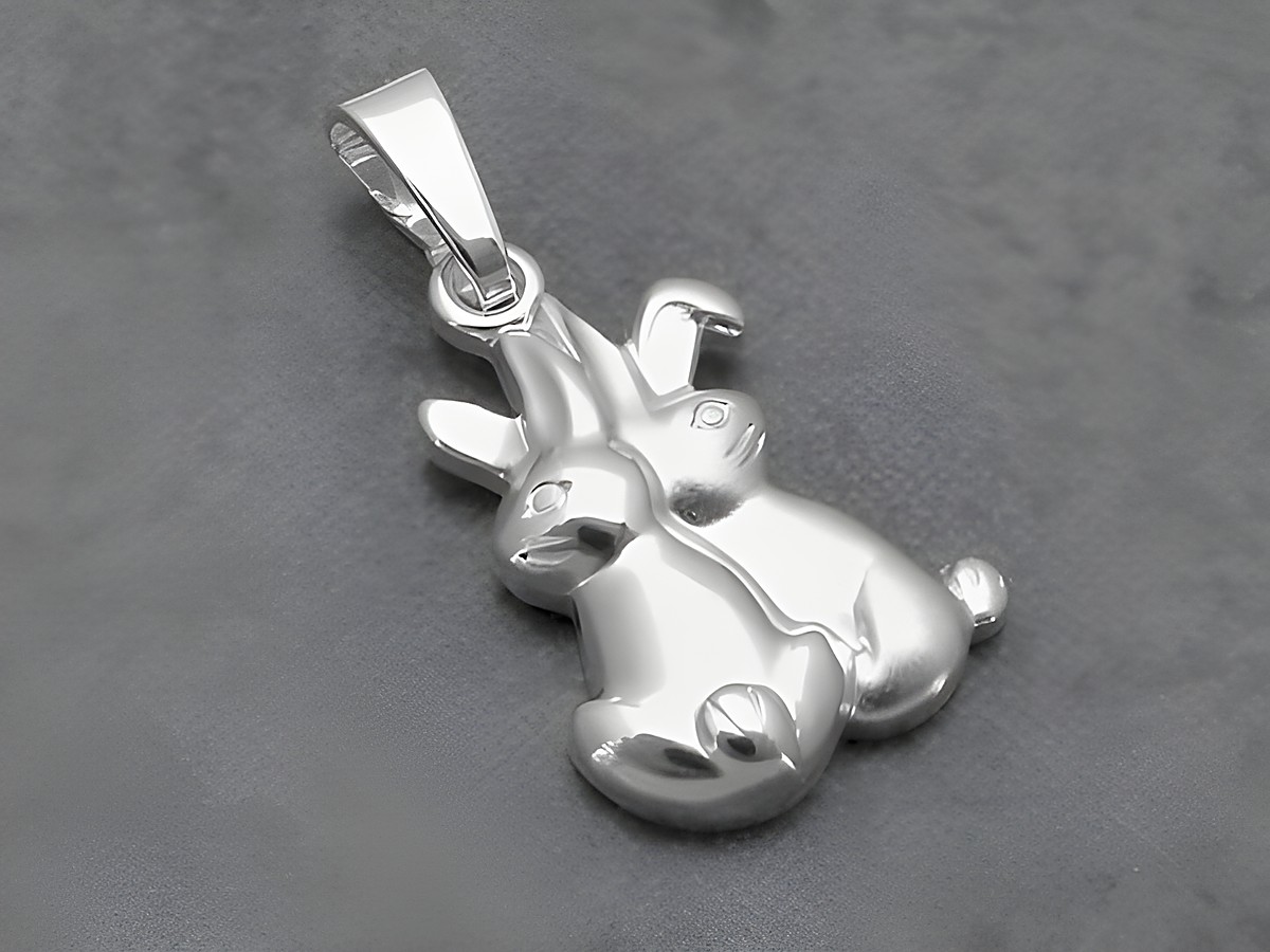Silber Anhänger in Form von zwei Hasen, tierisch gestaltet und teilmattiert, hergestellt von Juwelier Harnisch. Ein elegantes Schmuckstück für Tierliebhaber.