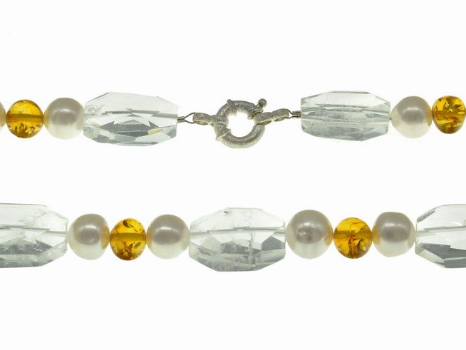 Steinkette aus Bernstein und Bergkristall mit Süßwasser-Zuchtperlen in Weiß und Orange, 46 cm lang, geschlossen mit einem Silberverschluss, elegant und zeitlos.