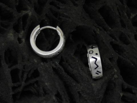 Creolen aus teilmattiertem Sterling Silber mit mystischen Symbolen, Hersteller Juwelier Harnisch, Durchmesser bis 15 mm, elegant und einzigartig.