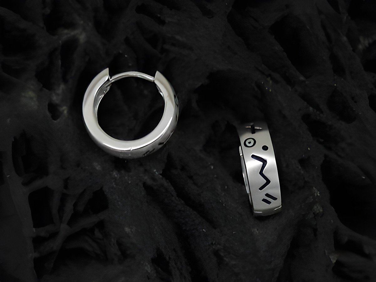 Creolen aus teilmattiertem Sterling Silber mit mystischen Symbolen, Hersteller Juwelier Harnisch, Durchmesser bis 15 mm, elegant und einzigartig.