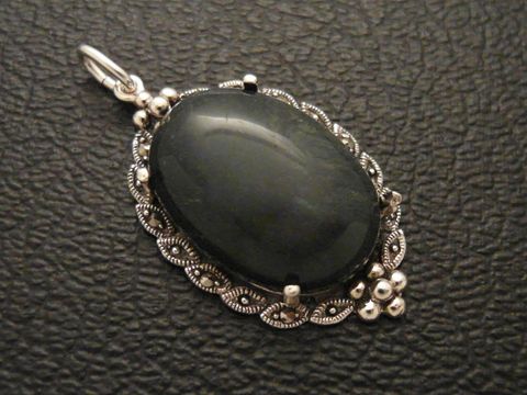 Cabochon Fantasie Jaspis in einem eleganten Silber Medaillon Anhänger, gefertigt von Juwelier Harnisch, mit filigranem Design und glänzenden Details, ideal für stilvolle Schmuckliebhaber.