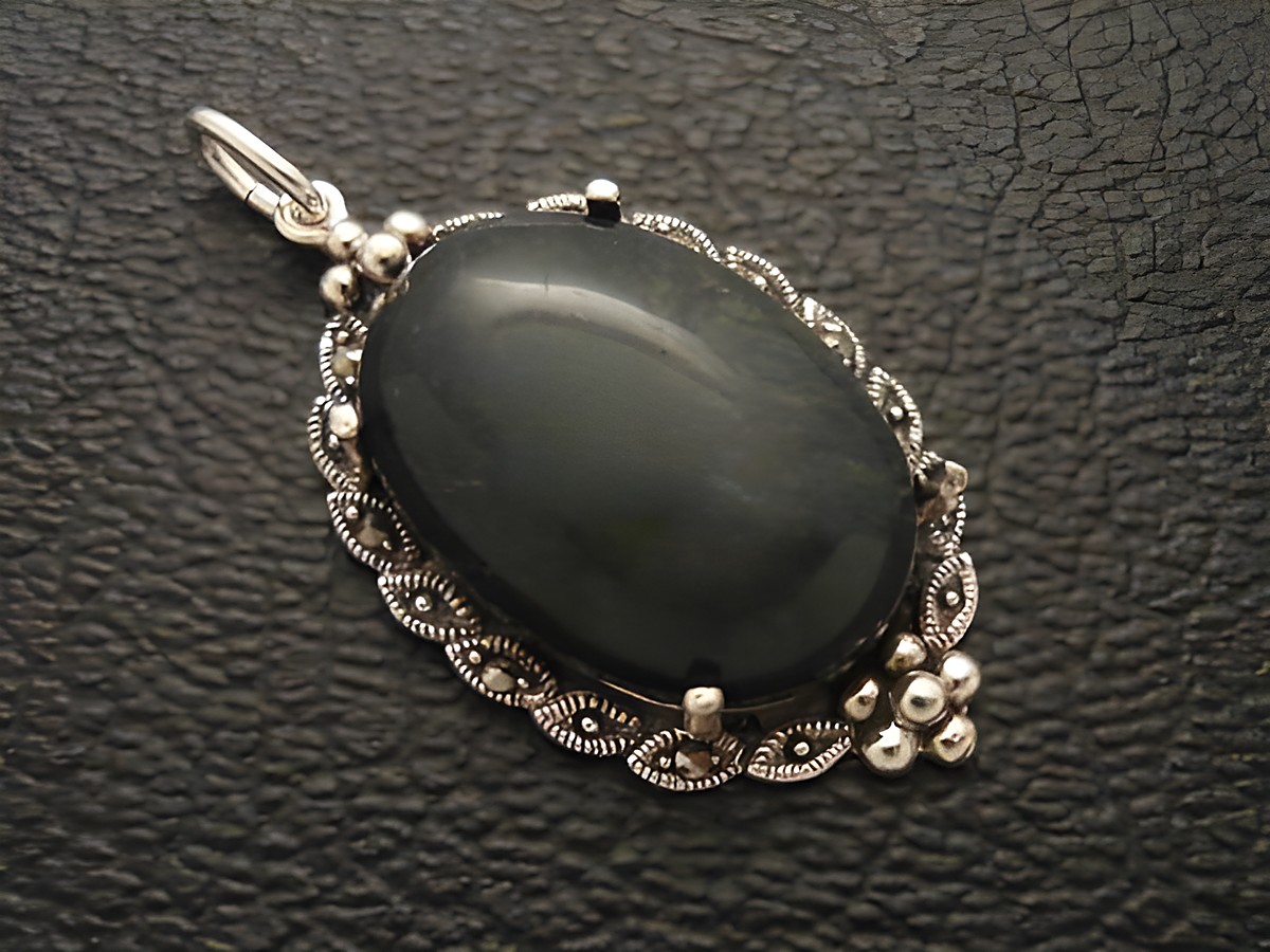 Cabochon Fantasie Jaspis in einem eleganten Silber Medaillon Anhänger, gefertigt von Juwelier Harnisch, mit filigranem Design und glänzenden Details, ideal für stilvolle Schmuckliebhaber.