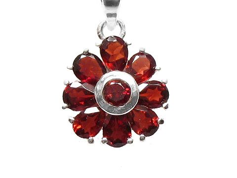 Granat große Blume aus Sterling Silber, mit rotem Granat in Blütenform angeordnet, zentraler silverner Ring, eleganter Anhänger von Juwelier Harnisch.