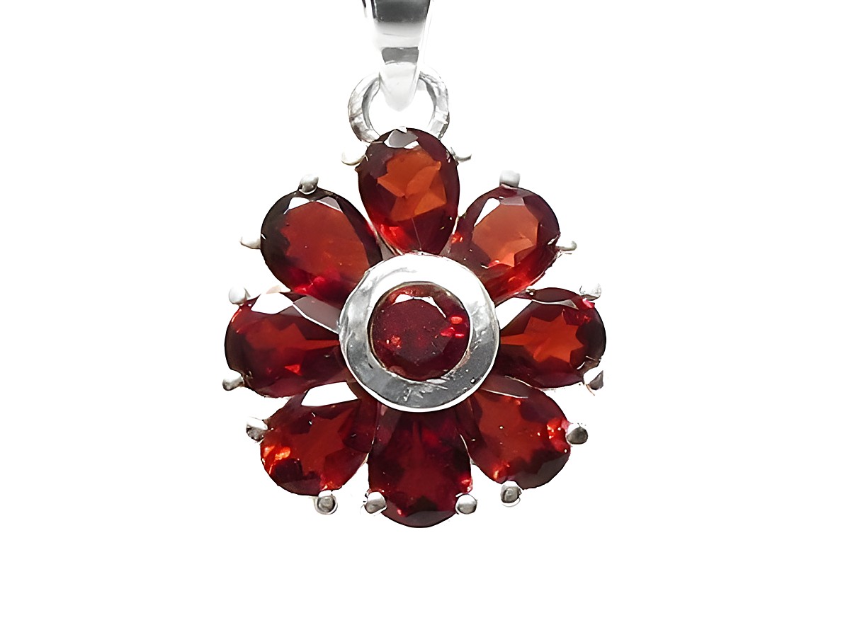 Granat große Blume aus Sterling Silber, mit rotem Granat in Blütenform angeordnet, zentraler silverner Ring, eleganter Anhänger von Juwelier Harnisch.
