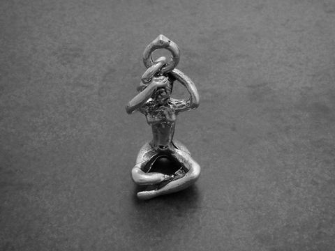 Ein eleganter Anhänger aus 925 Sterling Silber mit dem Motiv einer sexy Lady im Schneidersitz, stilvoll gestaltet von Juwelier Harnisch, ideal für erotische Schmuckliebhaber.