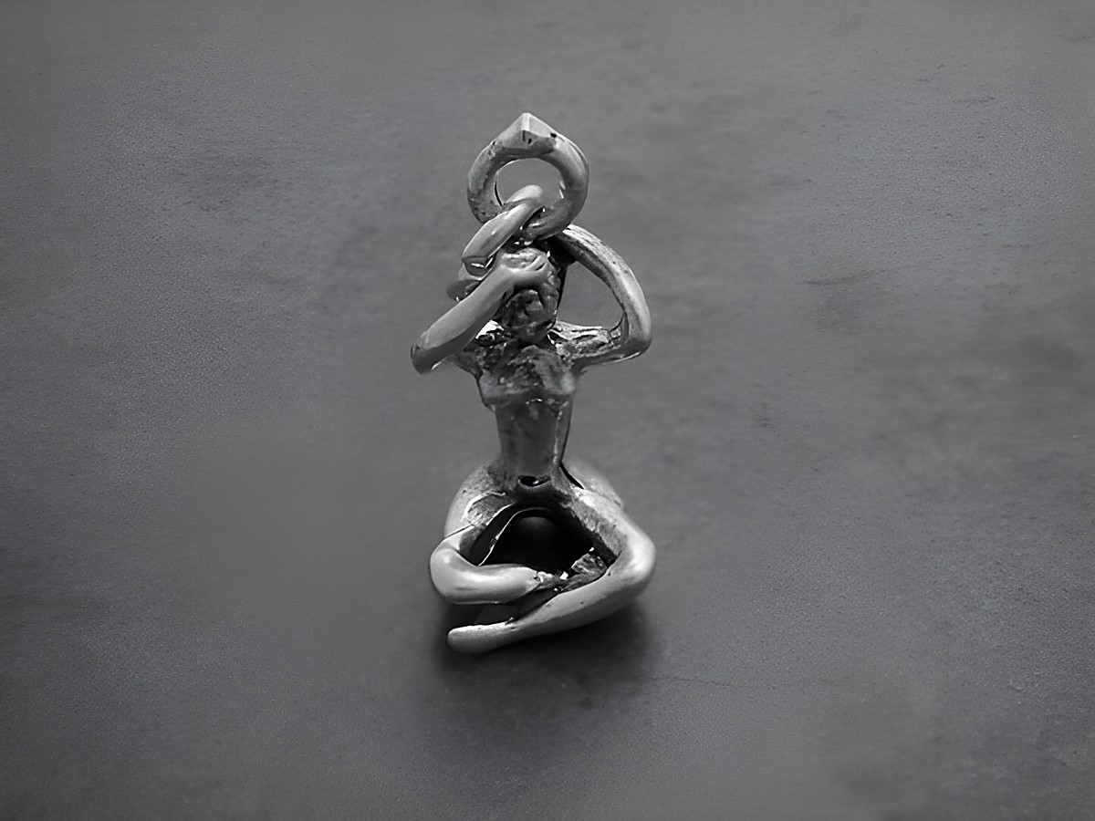 Ein eleganter Anhänger aus 925 Sterling Silber mit dem Motiv einer sexy Lady im Schneidersitz, stilvoll gestaltet von Juwelier Harnisch, ideal für erotische Schmuckliebhaber.