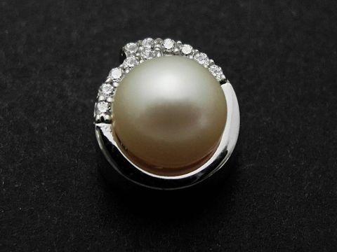 Silber Anhänger - Rund - Süßwasserzuchtperle + Zirkonia - faszinierend, Hersteller: Juwelier Harnisch, mit Perlen in eleganter Anordnung und strahlendem Glanz.