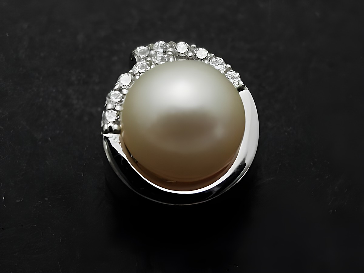 Silber Anhänger - Rund - Süßwasserzuchtperle + Zirkonia - faszinierend, Hersteller: Juwelier Harnisch, mit Perlen in eleganter Anordnung und strahlendem Glanz.