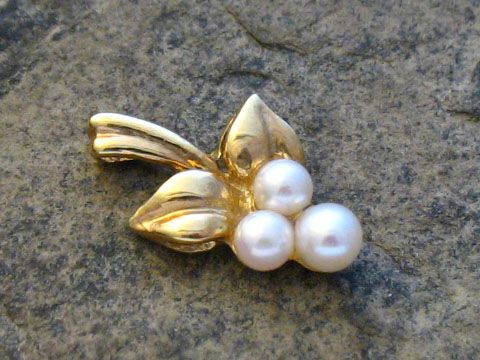 Gold Anhänger in Traubenform mit drei fliederfarbenen Perlen, aus Gold 333, hergestellt vom Juwelier Harnisch, inspiriert von Pflanzen.