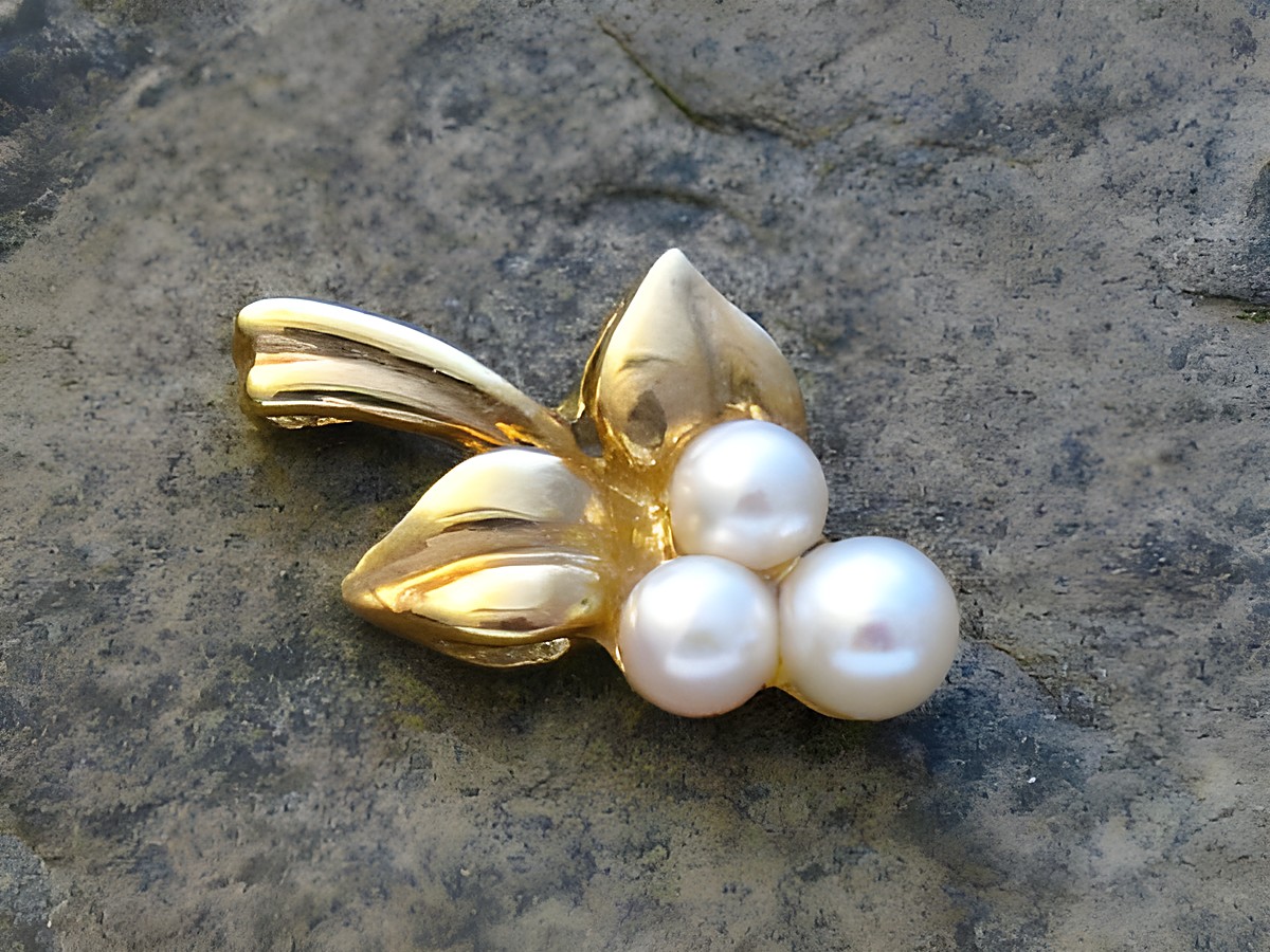 Gold Anhänger in Traubenform mit drei fliederfarbenen Perlen, aus Gold 333, hergestellt vom Juwelier Harnisch, inspiriert von Pflanzen.