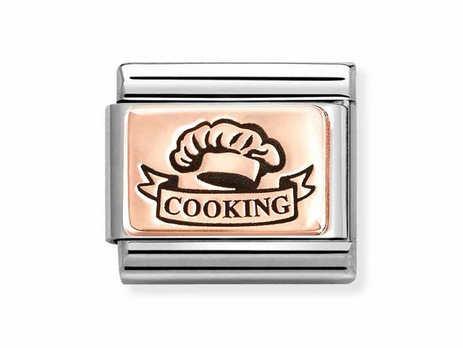 Auf dem Bild ist ein Charm von Nomination in Roségold mit der Aufschrift Cooking zu sehen, umgeben von einem silberfarbenen Rahmen und einem Kochchef-Hut-Symbol.