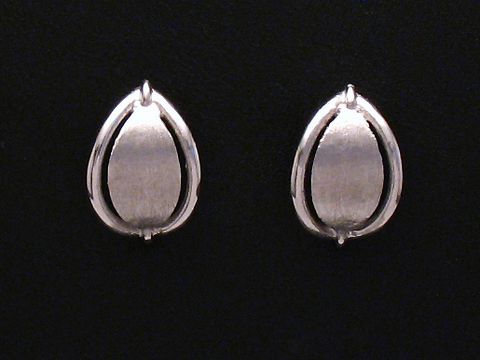 Weißgold Ohrstecker in tropfenförmigem Design mit einer Größe von 14,8 mm vom Juwelier Harnisch, ideal für elegante Anlässe und besonderen Stil.