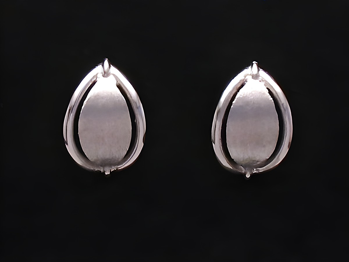 Weißgold Ohrstecker in tropfenförmigem Design mit einer Größe von 14,8 mm vom Juwelier Harnisch, ideal für elegante Anlässe und besonderen Stil.