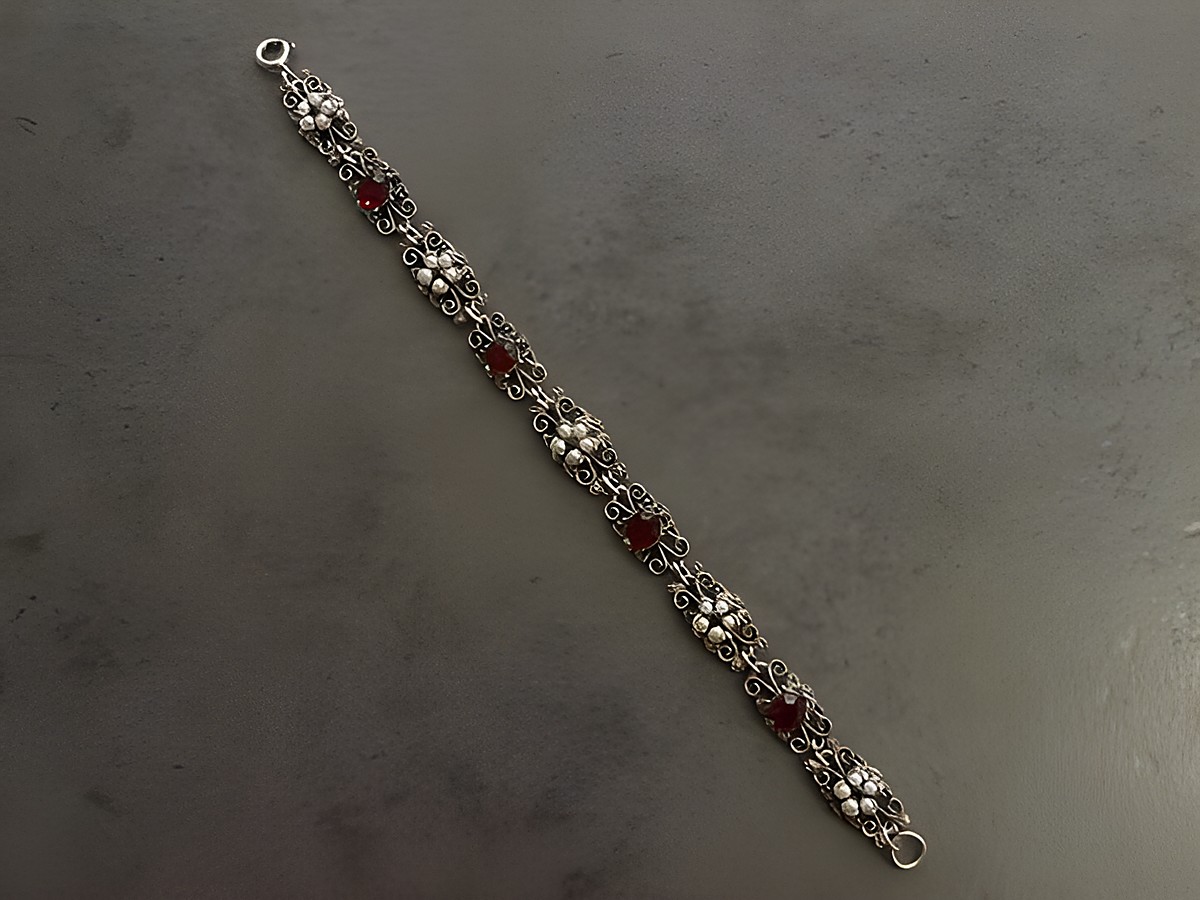 Zartes Strass Armband in granatrot und weiß, 19,5 cm, silberfarben, hergestellt von Juwelier Harnisch, ideal für elegante Anlässe. – Ansicht 2