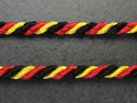 Kordelkette in den Deutschlandfarben schwarz, rot, gold. Die Kette ist 40 cm lang, 3 mm dick und ausgestattet mit einem Silber Karabiner des Herstellers Juwelier Harnisch.