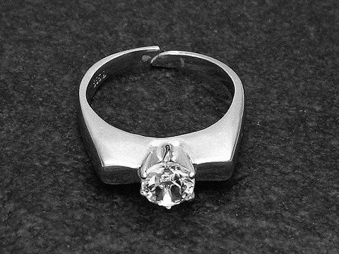 Silberring mit verstellbarem Design, ausgestattet mit einem funkelnden Bergkristall, rhodiniert, hergestellt von Juwelier Harnisch, elegant und zeitlos.