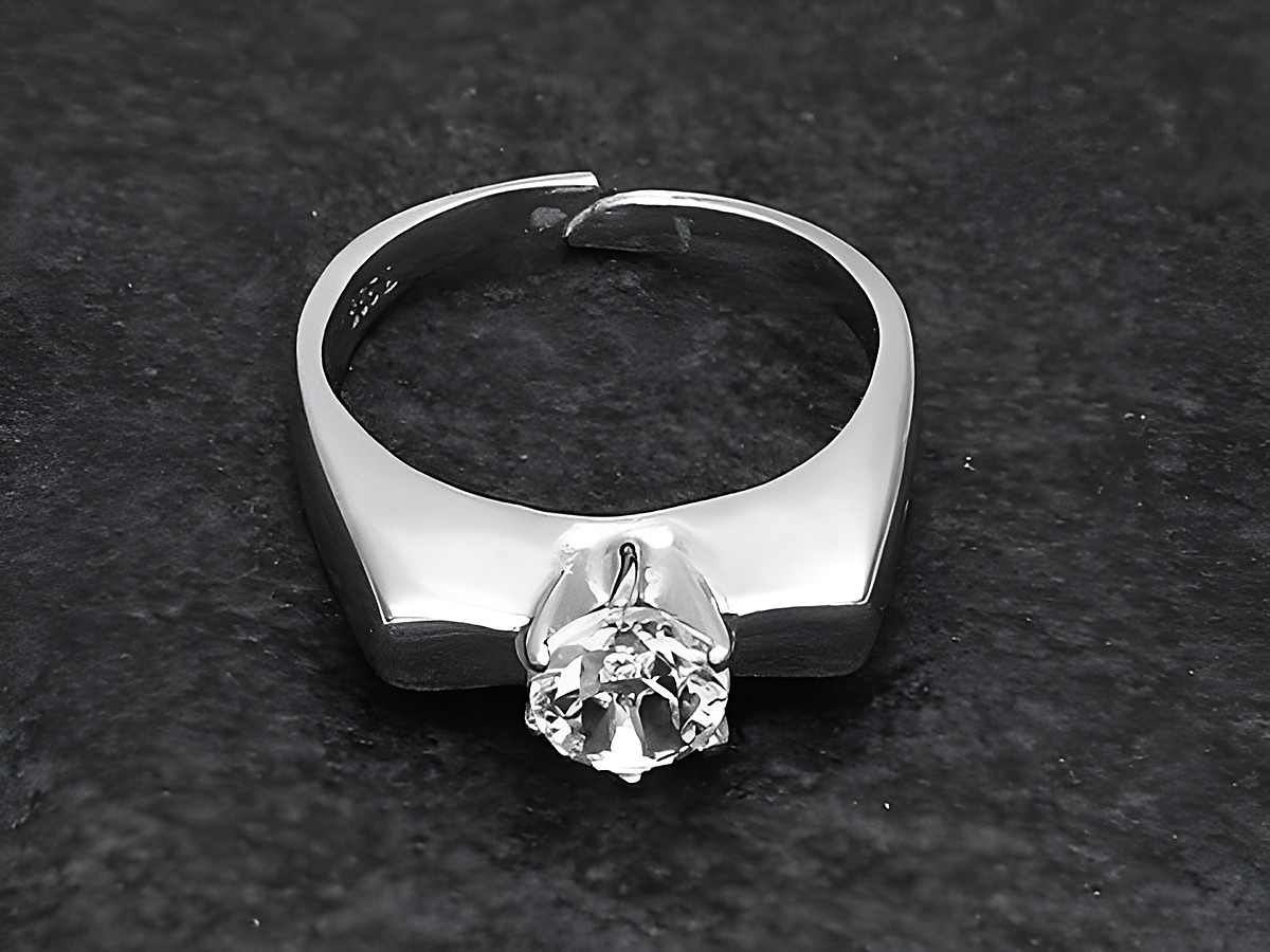 Silberring mit verstellbarem Design, ausgestattet mit einem funkelnden Bergkristall, rhodiniert, hergestellt von Juwelier Harnisch, elegant und zeitlos.