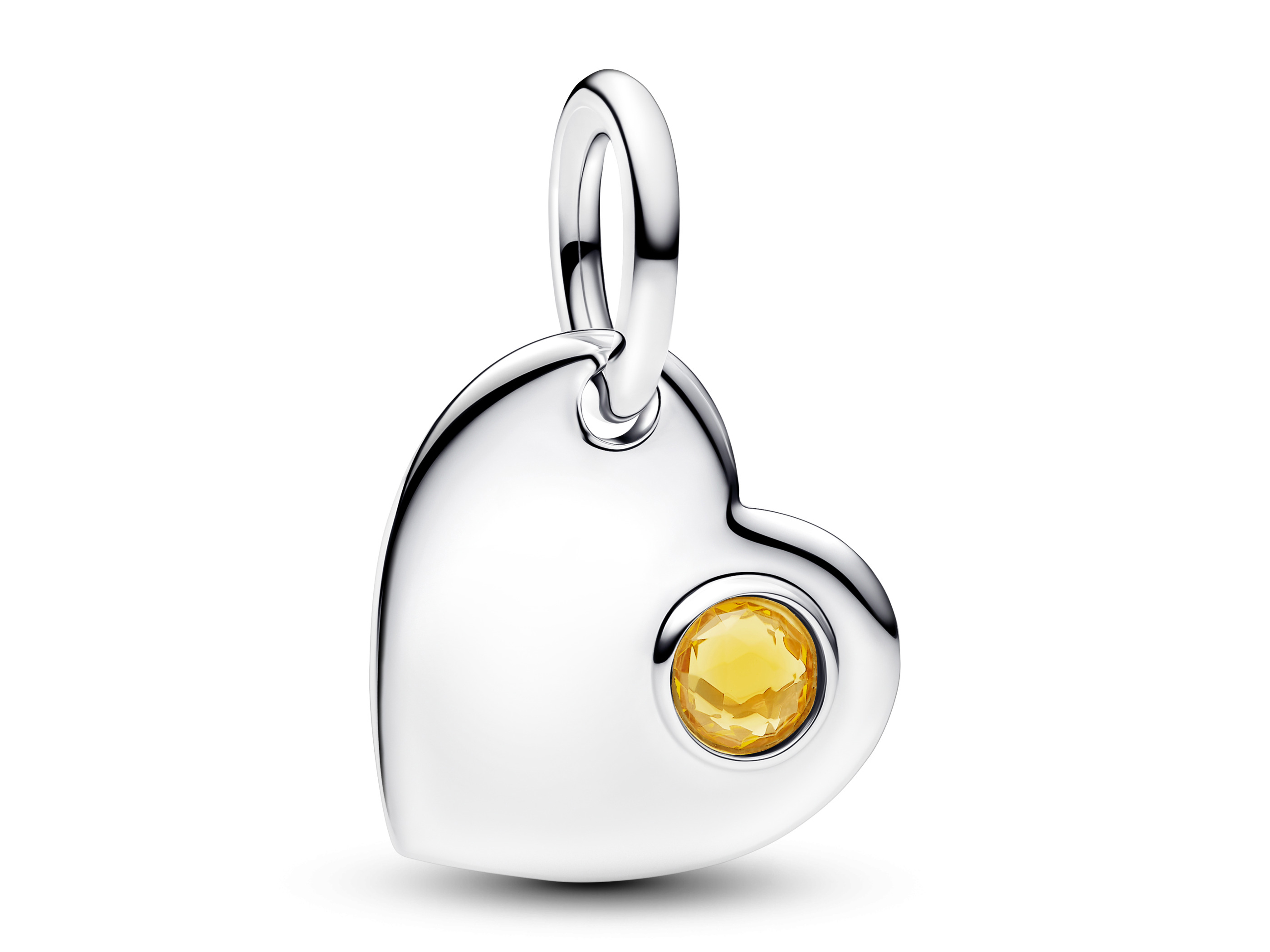 Ein silberner Herzanhänger mit einem orangefarbenen Kristall, der für Gravuren geeignet ist. Der Anhänger hat eine geschwungene Form und ist glänzend poliert. Ideal als Schmuckstück für besondere Anlässe.