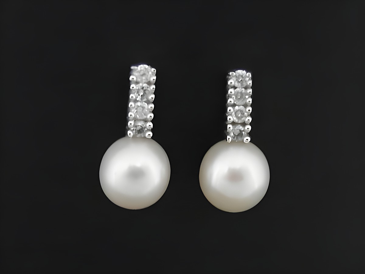 Glamouröse Ohrstecker aus Weißgold 585 mit Diamanten und Zuchtperlen, hergestellt von Juwelier Harnisch, elegant und funkelnd, ideal für besondere Anlässe.