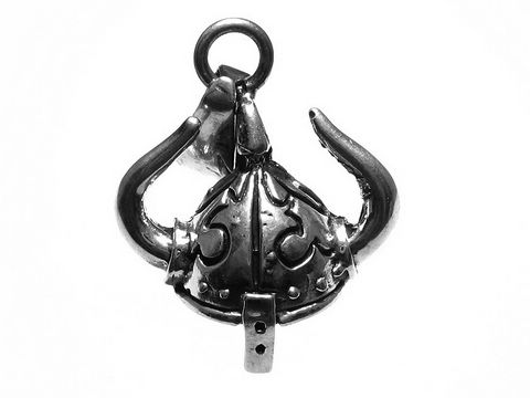 Wikinger Helm - Wikingerhelm Sterling Silber Anhänger zeigt einen detaillierten Wikinger Helm mit geschwungenen Hörnern und kunstvollen Verzierungen, perfekt für Fans nordischer Mythologie.