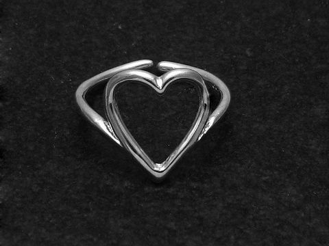 Silberring in Herzform, Größe wenig verstellbar, Hersteller Juwelier Harnisch, ohne Stein, rhodiniert, elegantes und zeitloses Design für jeden Anlass.