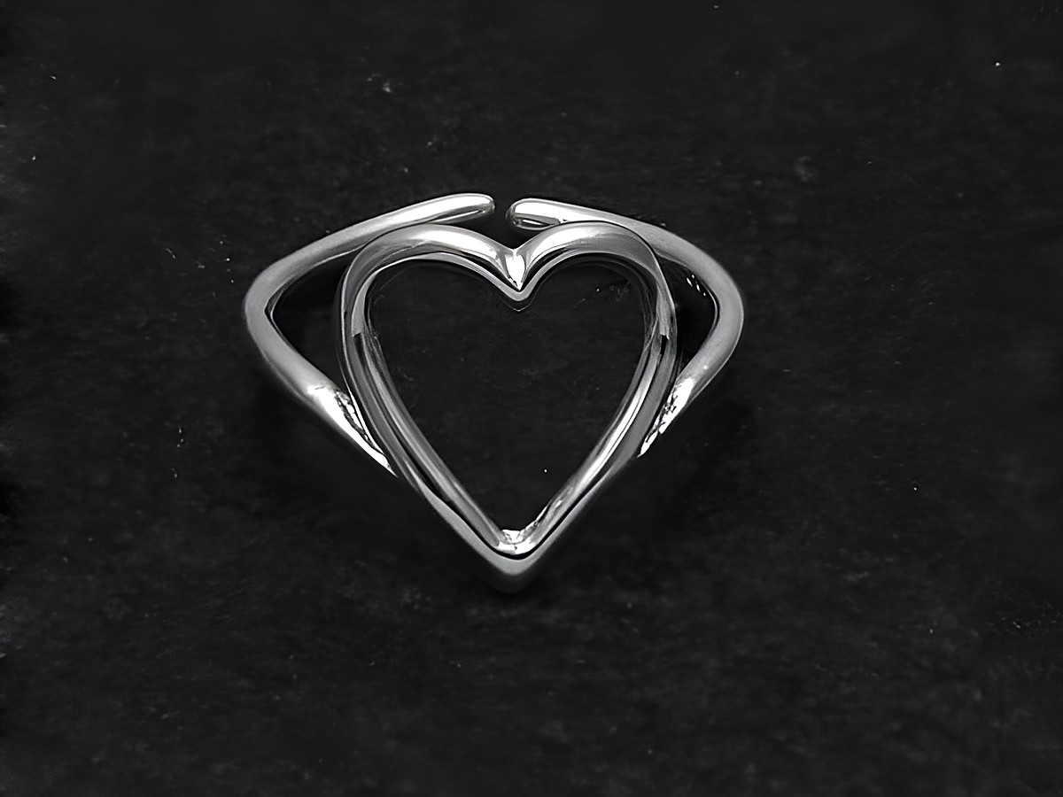 Silberring in Herzform, Größe wenig verstellbar, Hersteller Juwelier Harnisch, ohne Stein, rhodiniert, elegantes und zeitloses Design für jeden Anlass.