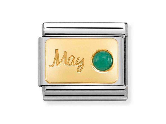 Charm aus Edelstahl und Gold mit der Gravur Mai und einem grünen Smaragd als Monatsstein für Mai. Elegant und zeitlos, ideal für Schmuckliebhaber.