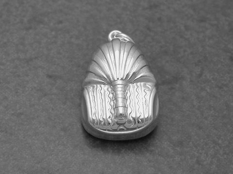 Sterling Silber Anhänger von Tut Ench Amun, dargestellt mit typischen ägyptischen Motiven, hergestellt von Juwelier Harnisch in Ägypten, ideal für Sammler und Liebhaber altägyptischer Kultur.