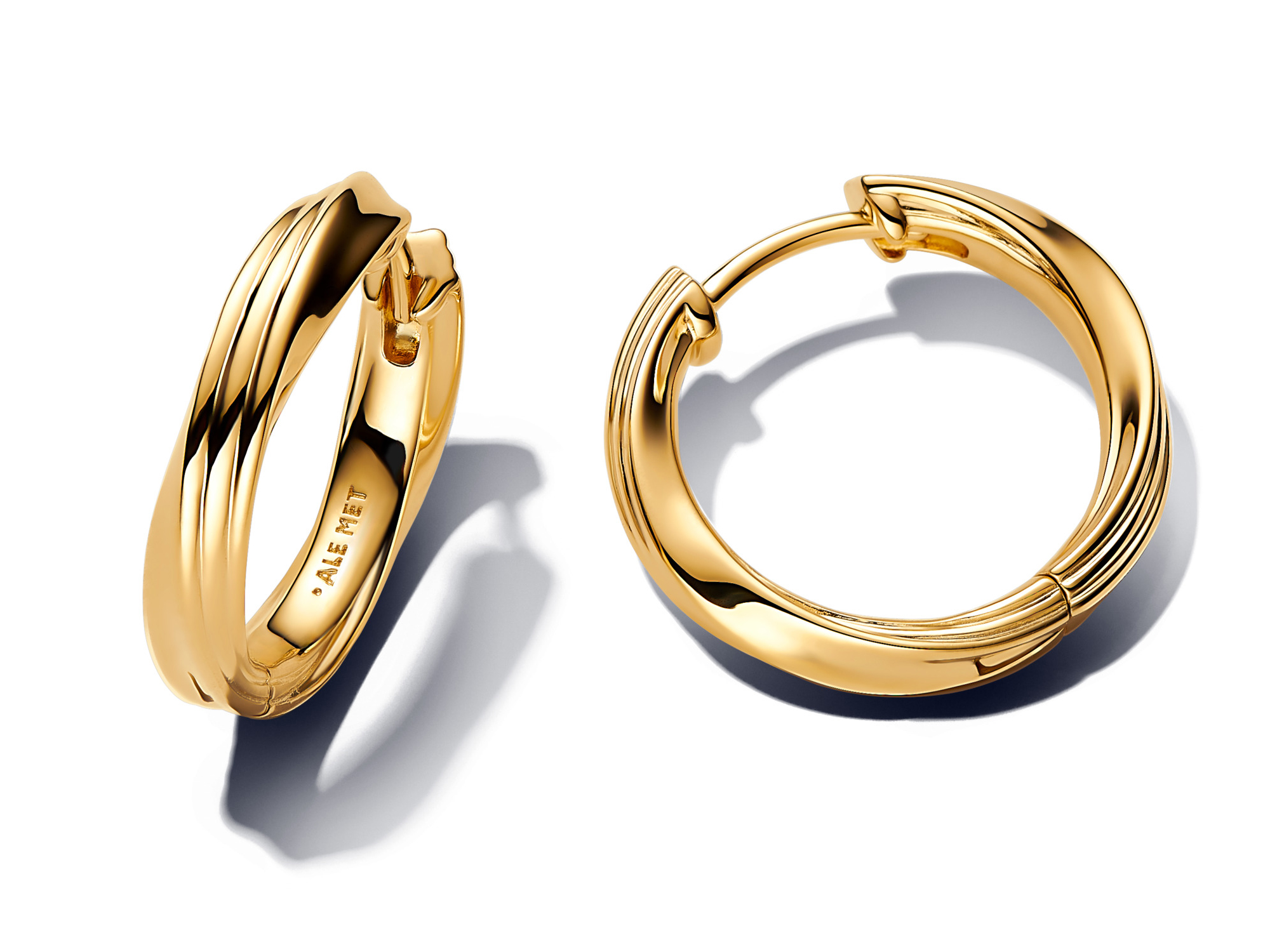Verdrehte Ohrringe in Gelbgold Vergoldung von Pandora, stilvolles Design mit eleganten Linien, ideal für jeden Anlass und in neuer Kollektion erhältlich.