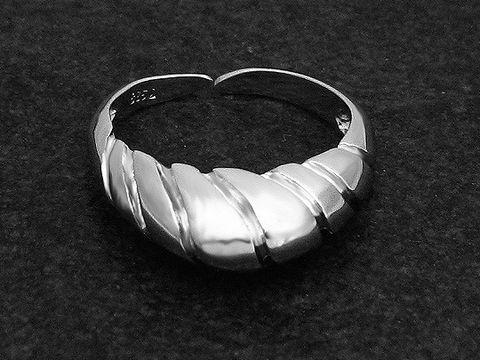 Silberring rhodiniert, gedreht, mit geschwungenem Design, Hersteller Juwelier Harnisch, wenig verstellbar, ohne Stein. Ideal für eleganten Schmuck.