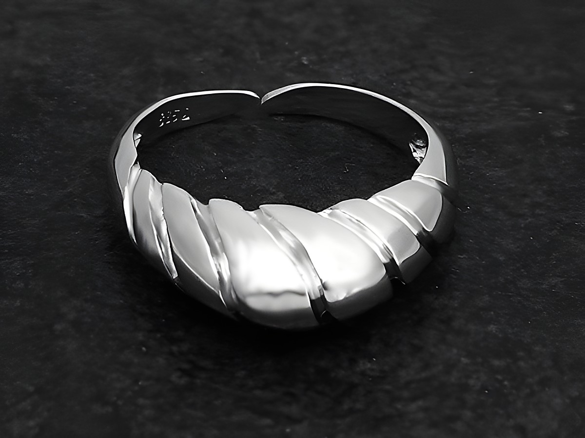Silberring rhodiniert, gedreht, mit geschwungenem Design, Hersteller Juwelier Harnisch, wenig verstellbar, ohne Stein. Ideal für eleganten Schmuck.
