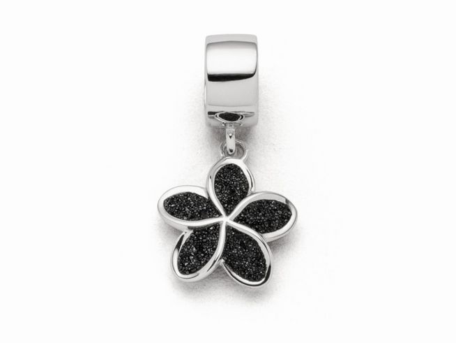 Charm aus Sterling Silber in Form einer Plumeria Blüte mit Schwarz-Lavasand gefüllt, elegant und detailreich gestaltet, eignet sich ideal für individuelle Schmuckstücke.