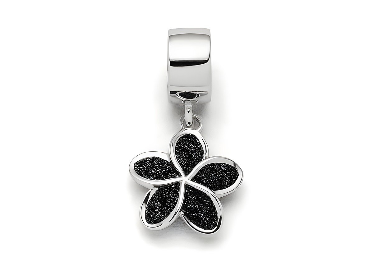 Charm aus Sterling Silber in Form einer Plumeria Blüte mit Schwarz-Lavasand gefüllt, elegant und detailreich gestaltet, eignet sich ideal für individuelle Schmuckstücke.