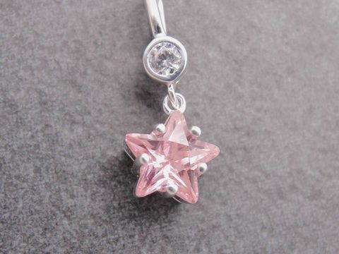 Silber Anhänger in Form eines verführerischen Sterns mit rosa-weissen Zirkonia, hergestellt von Juwelier Harnisch, inspiriert von Sonne Mond Sterne.