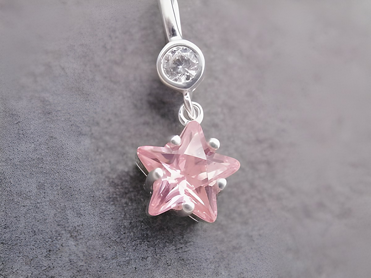 Silber Anhänger in Form eines verführerischen Sterns mit rosa-weissen Zirkonia, hergestellt von Juwelier Harnisch, inspiriert von Sonne Mond Sterne.