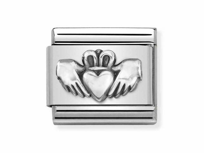 Ein silberner Charm mit Claddagh-Motiv, das zwei Hände umfasst ein Herz, gefertigt aus Edelstahl, Hersteller Nomination, Model 330101 53 - Steling Silber Classic.