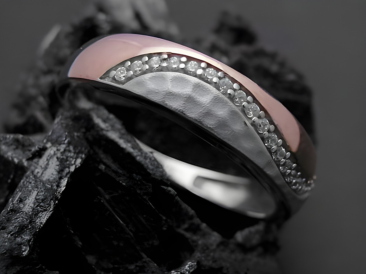 Ring aus Silber rhodiniert in bicolor mit rosé vergoldeter Oberfläche, teilmattiert und verziert mit Zirkonia, Größe 56, Hersteller Juwelier Harnisch.