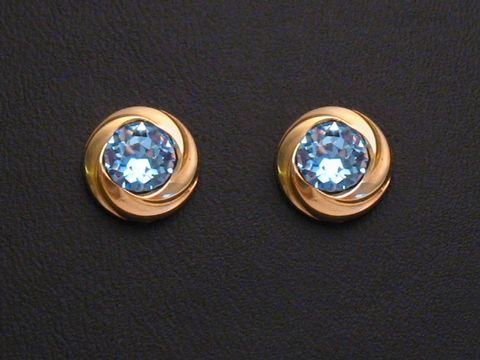 Hellblaue facettierte Ohrringe aus Gold mit spiralförmigem Design, Hersteller Juwelier Harnisch, ergänzt durch weitere Steine. Ideal für elegante Anlässe.