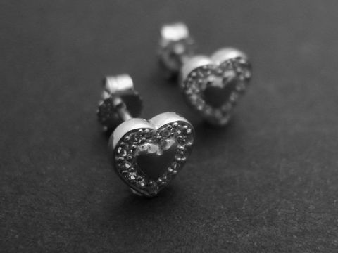 Bezaubernde Herz Ohrringe aus rhodiniertem Sterling Silber mit Zirkonia, Hersteller Juwelier Harnisch, ideal für jedes festliche Outfit.