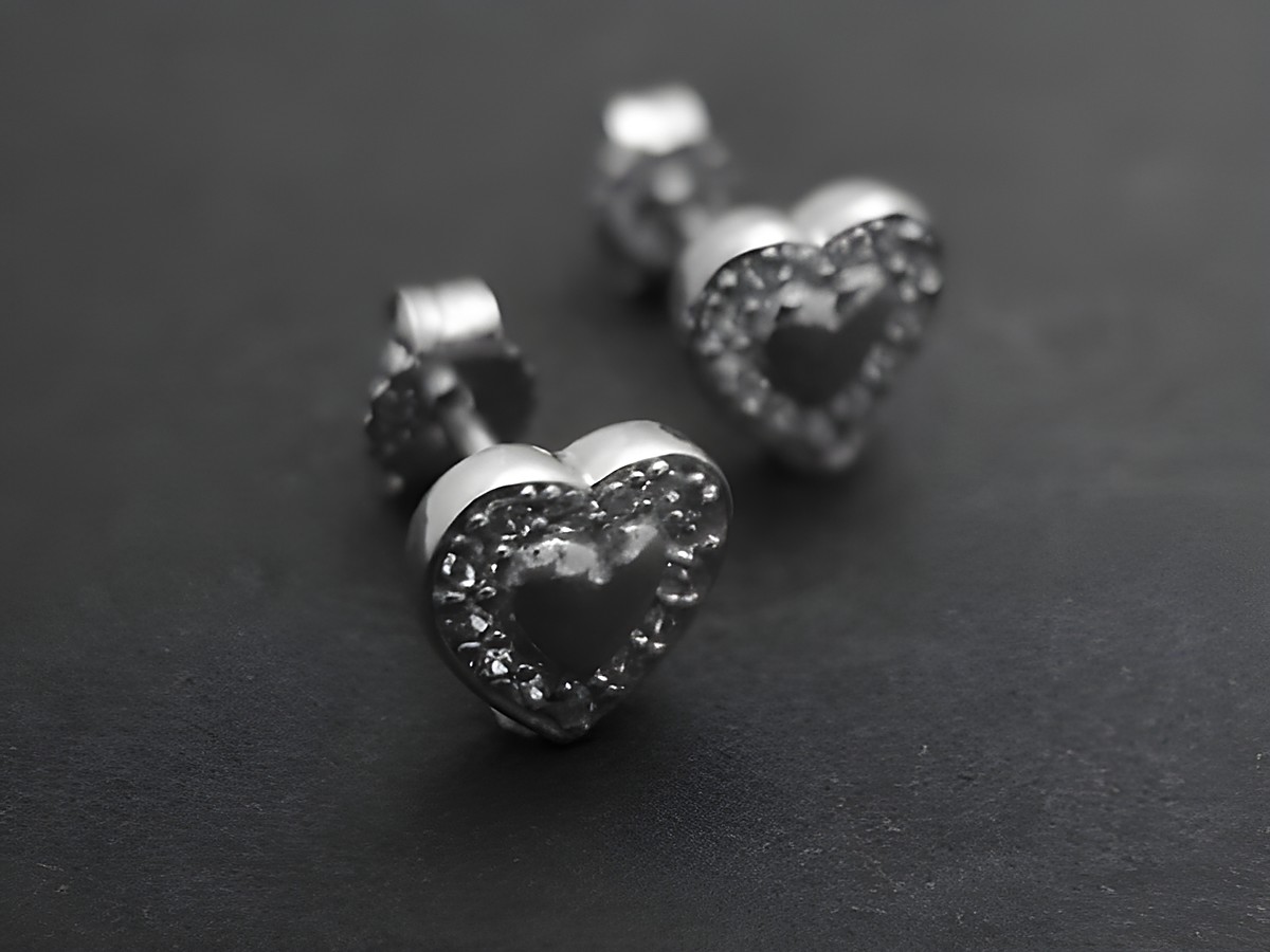 Bezaubernde Herz Ohrringe aus rhodiniertem Sterling Silber mit Zirkonia, Hersteller Juwelier Harnisch, ideal für jedes festliche Outfit.