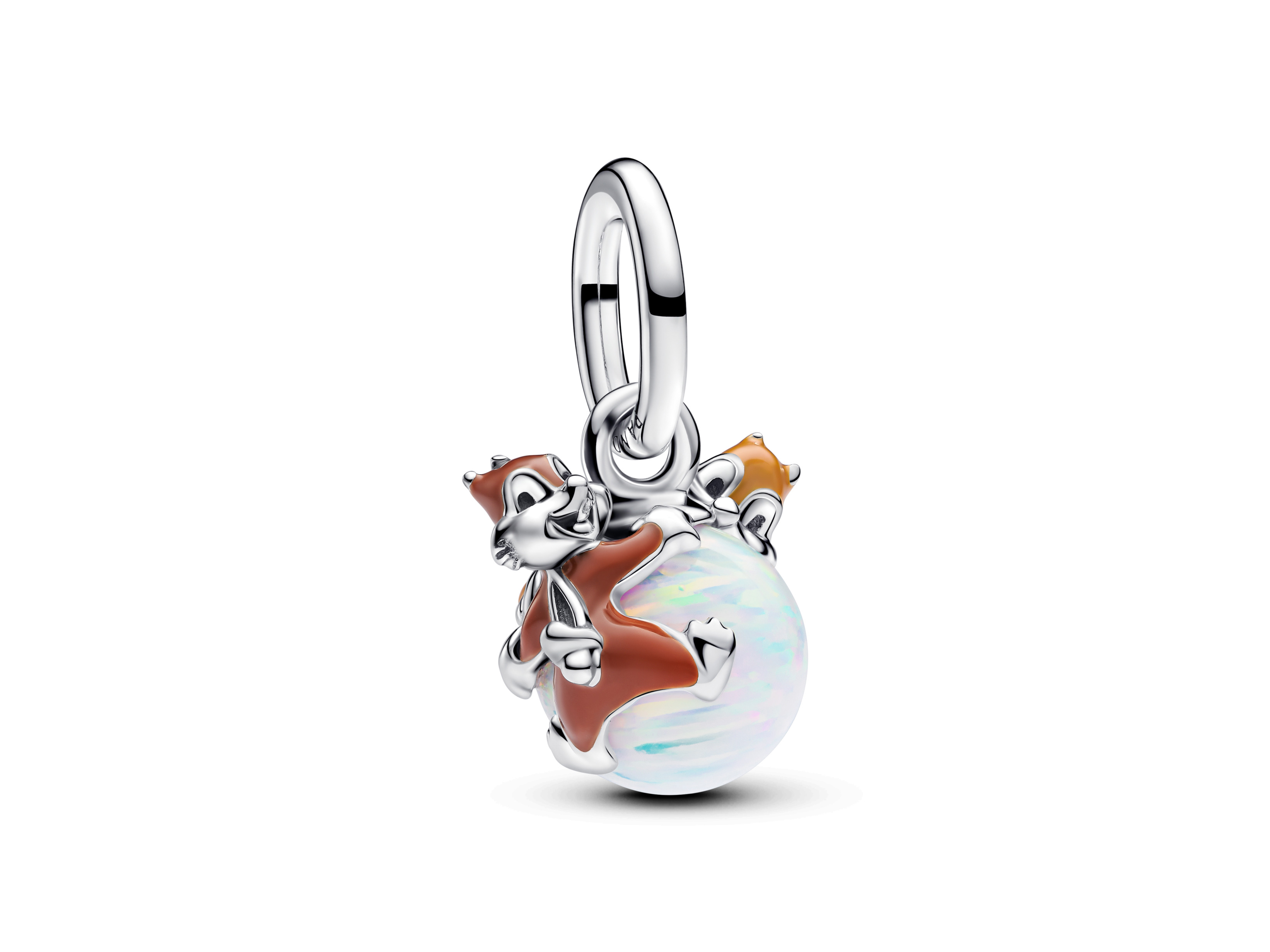Der Pandora Charm 793532C01 zeigt Disney Figuren Chip und Dale aus Silber, umgeben von einem lab-created synthetischen Opal und Emaille in einer ansprechenden Gestaltung.