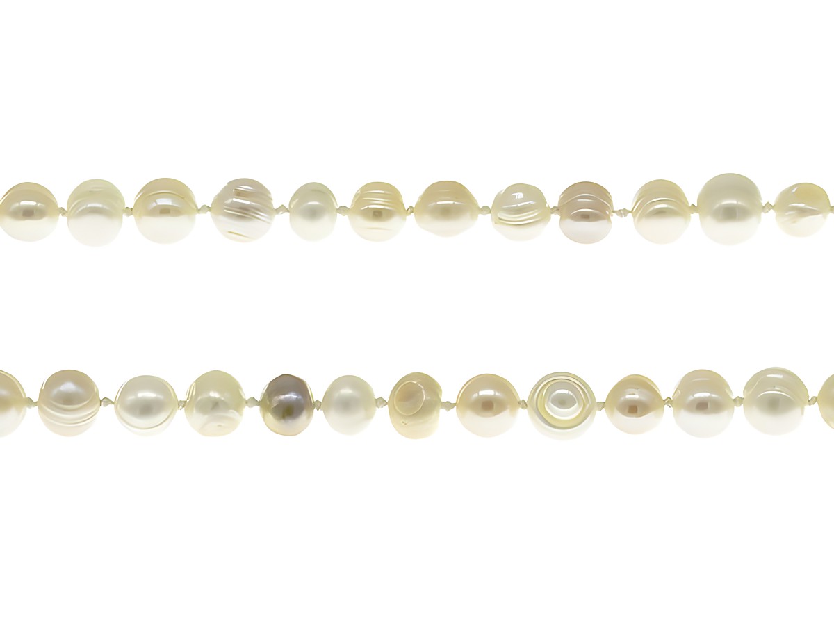 Perlenkette lang Süßwasser-Zuchtperlen 7-10,5 mm mehrfarbig 140 cm von Juwelier Harnisch extra lang zeigt eine elegante Anordnung von schimmernden Perlen in verschiedenen Farbtönen.
