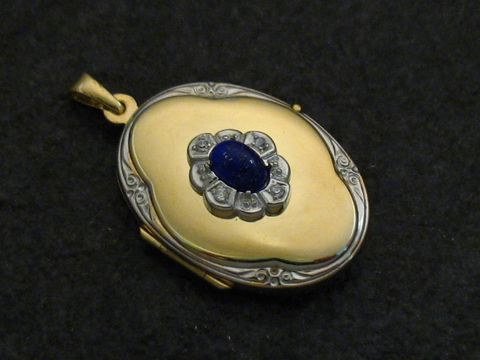 Lapislazuli blau Medaillon Cabochon Gold 333 bicolor von Juwelier Harnisch, kunstvoll gestaltet mit einem ovalen Lapislazuli in einer floralen Fassung.